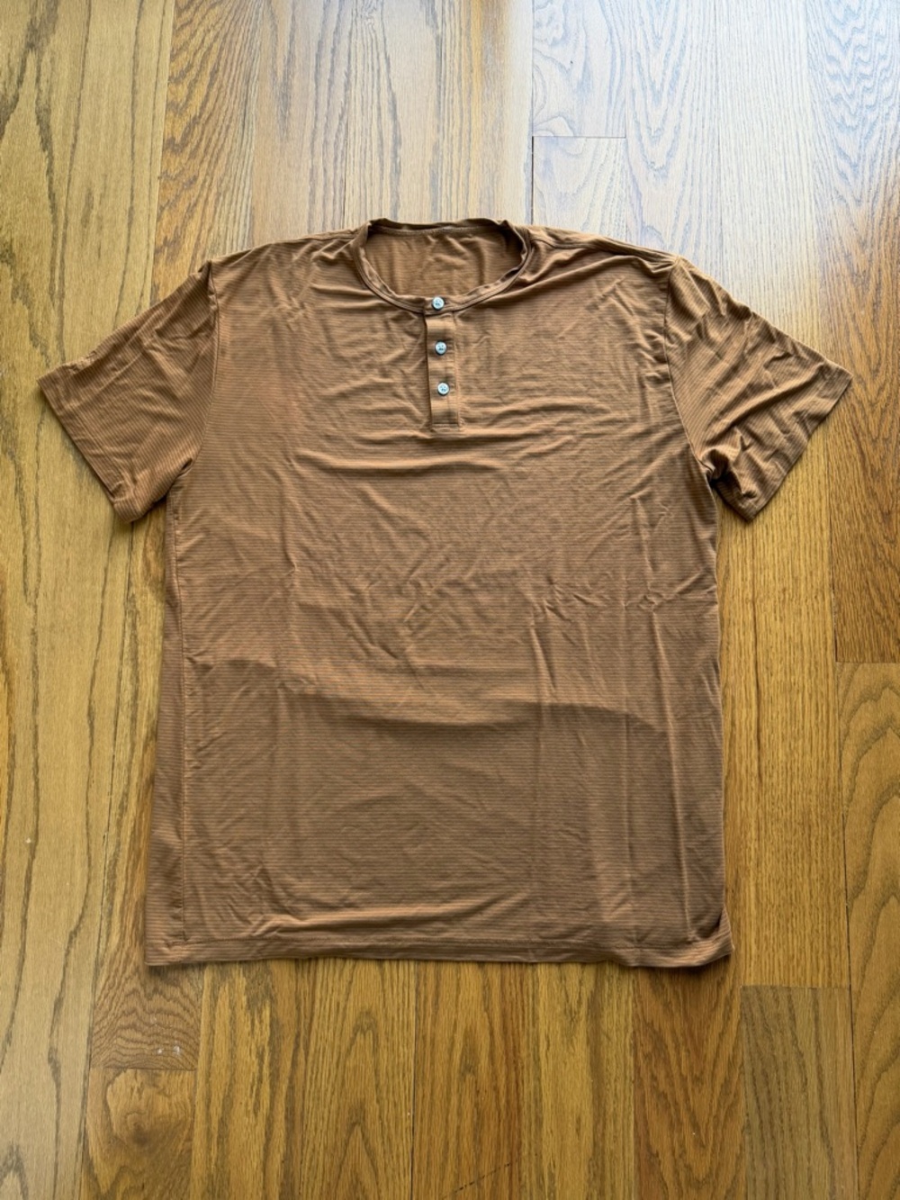 Vuori Short-Sleeve Henley Polo in Warm Brown